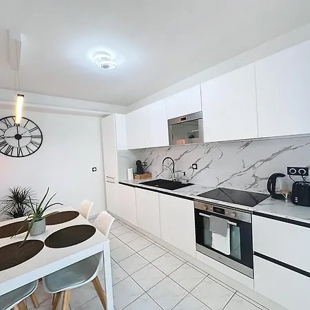 T2 Apartment, Pool,